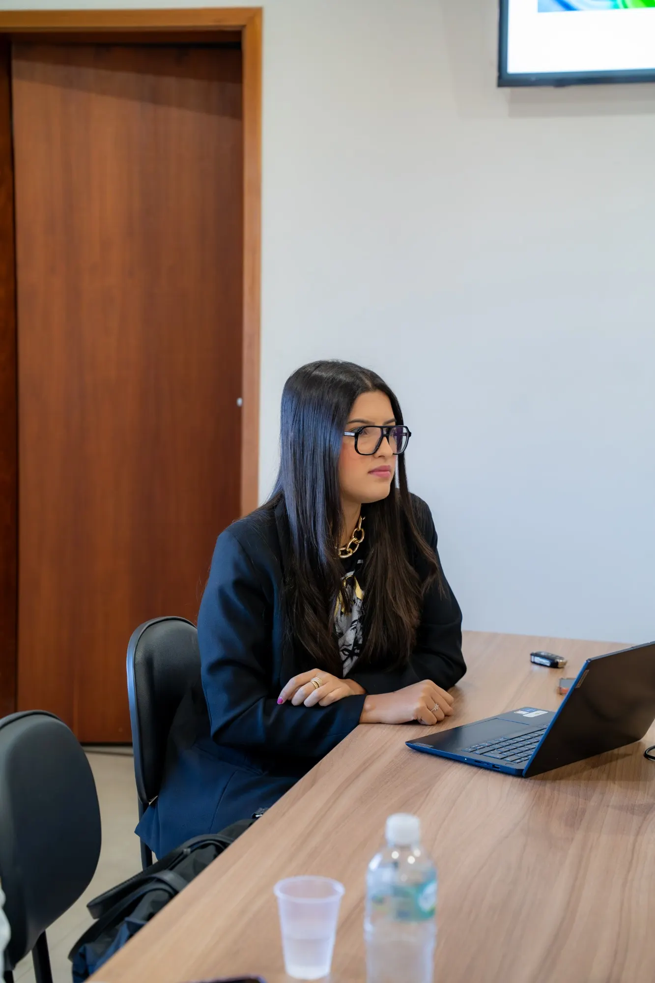 Integrante da Humanize em reunião de briefing com cliente, em frente ao notebook