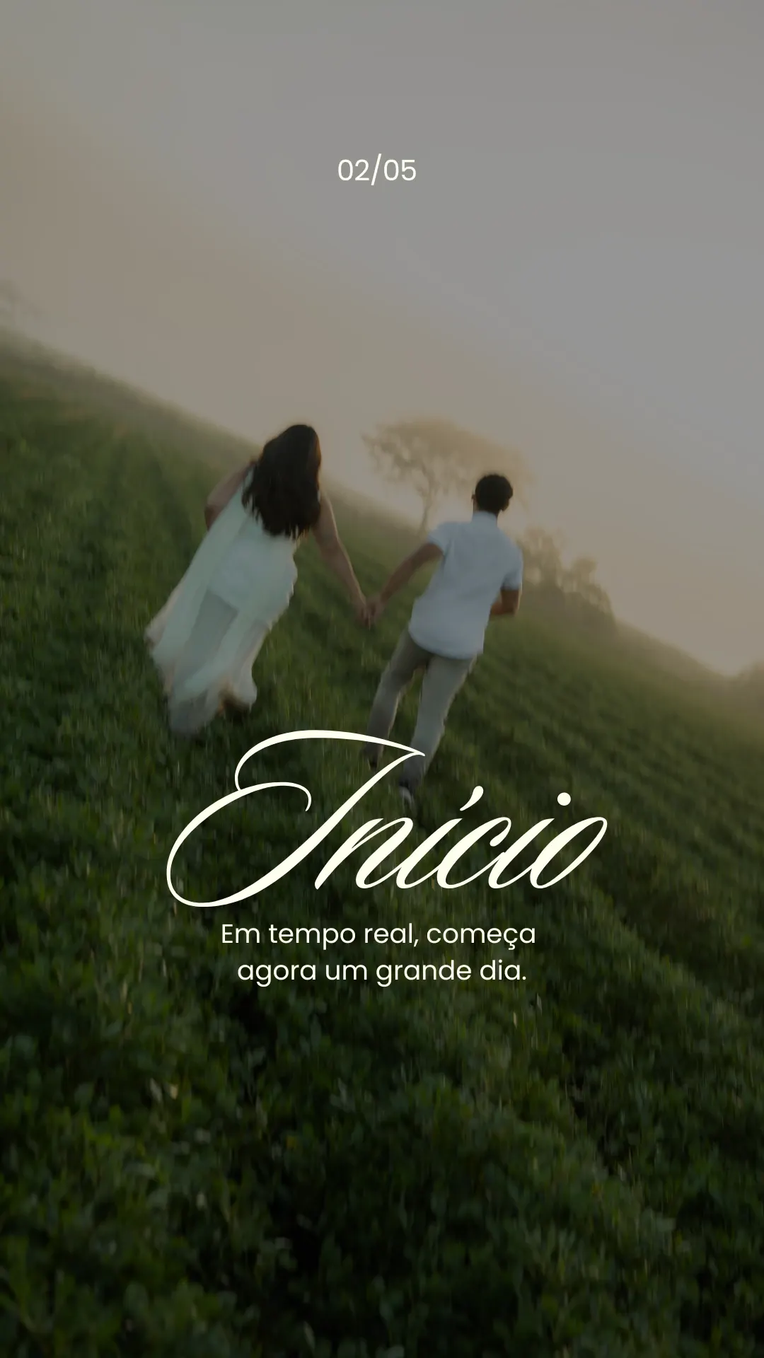 Story de casamento feito pela Humanize: casal correndo de mãos dadas num campo com neblina, com o texto “Início: em tempo real, começa agora um grande dia”